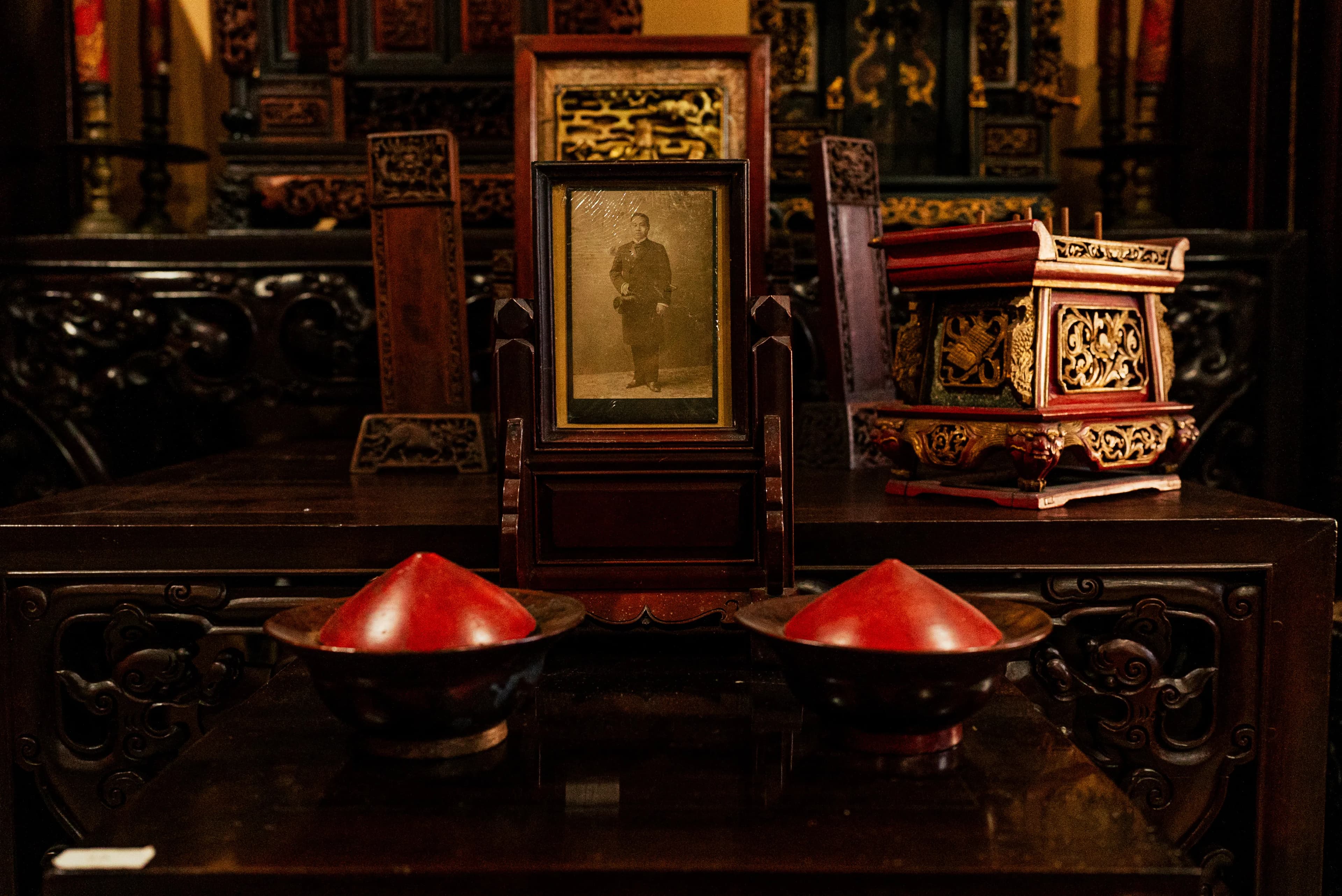 Gallery of antique Chinese porcelain and jade